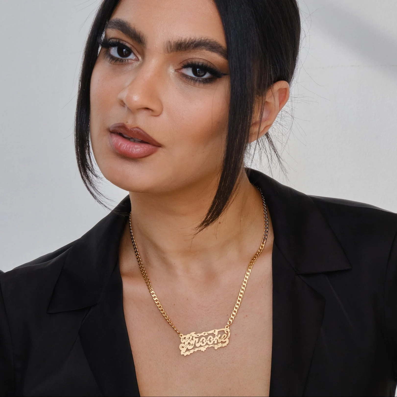 Diamond Cut Golden Lace Name Necklace - Image 4